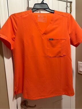 2 medium Figs scrub tops- orange- + 1 Medium Figs matching jogger pant - 
EUC!!!